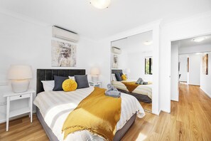 2 bedrooms, iron/ironing board, free WiFi, bed sheets - Stylish 2BR Urban Retreat (Perth)