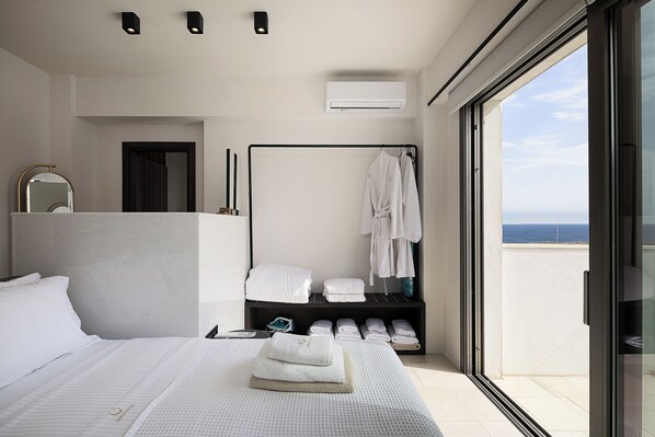 2 bedrooms, in-room safe, desk, iron/ironing board