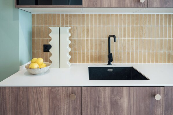 Superior appartement, uitzicht op binnenplaats (Loft 6) | Privékeuken | Een koelkast, een oven, een kookplaat, een vaatwasser