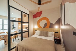 Superior appartement, uitzicht op binnenplaats (Loft 5) | 1 slaapkamer, een bureau, een laptopwerkplek, verduisterende gordijnen
