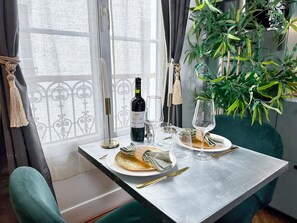 Deluxe-Apartment, Stadtblick | Esszimmer