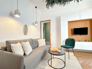 Leilighet – deluxe, byutsikt | Oppholdsområde | Smart-TV