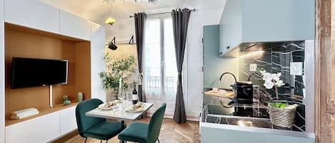 Lägenhet Deluxe - utsikt mot staden | Vardagsrum | Smart-tv