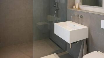 Een douche, een haardroger, handdoeken