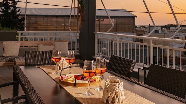 Un espace repas avec une longue table dressée pour un repas, où l’on trouve une variété de plats et de boissons.