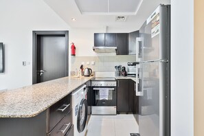 Kühlschrank, Mikrowelle, Ofen, Herdplatte