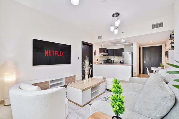 Smart TV - Stylish 1BR w/ Balcony, Pool, Gym & Free Parking (Dubai)