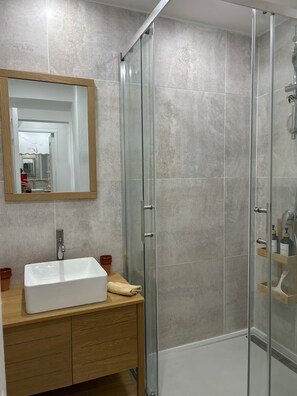 Dusche, Haartrockner, Toilettenpapier