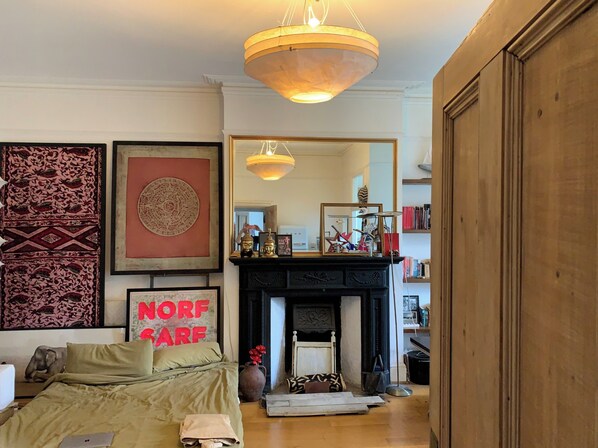 1 habitación, tabla de planchar con plancha, wifi gratis y ropa de cama 