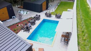 Piscine extérieure, parasols de plage, chaises longues