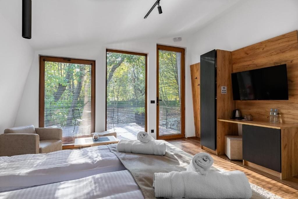 Desk, laptop workspace, soundproofing, free WiFi