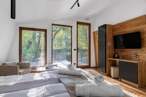 Escritorio y espacio para trabajar con laptop