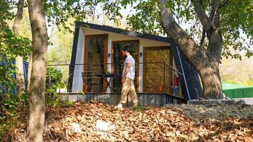 Schreibtisch, laptopgeeigneter Arbeitsplatz, schallisolierte Zimmer