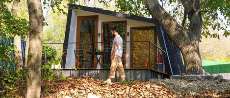 Escritorio, espacio para trabajar con laptop y insonorización