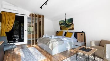 Schreibtisch, laptopgeeigneter Arbeitsplatz, schallisolierte Zimmer