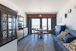 Unclassified image, 5 of 15, button