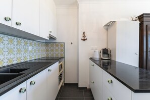 Refrigerador, horno, parrilla de estufa y cafetera y tetera