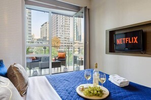1 dormitorio, tabla de planchar con plancha, wifi y ropa de cama