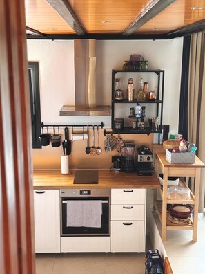 Frigorífico, microondas, horno y placa de cocina