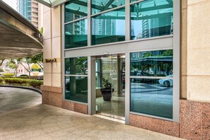 Interior - Spacious 1B With Balcony Overlooking City Views (Dubai)