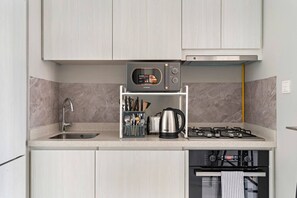 Kühlschrank, Mikrowelle, Ofen, Herdplatte