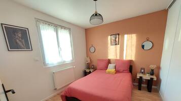 2 bedrooms, iron/ironing board, WiFi, bed sheets
