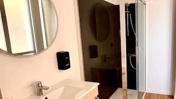 Doppelzimmer | Badezimmer | Kostenlose Toilettenartikel, Haartrockner, Handtücher, Seife