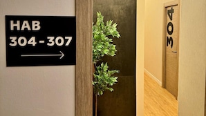 تلفزيون إل إي دي بحجم 32-بو صة يعرض قنوات تلفزيونية رقمية
