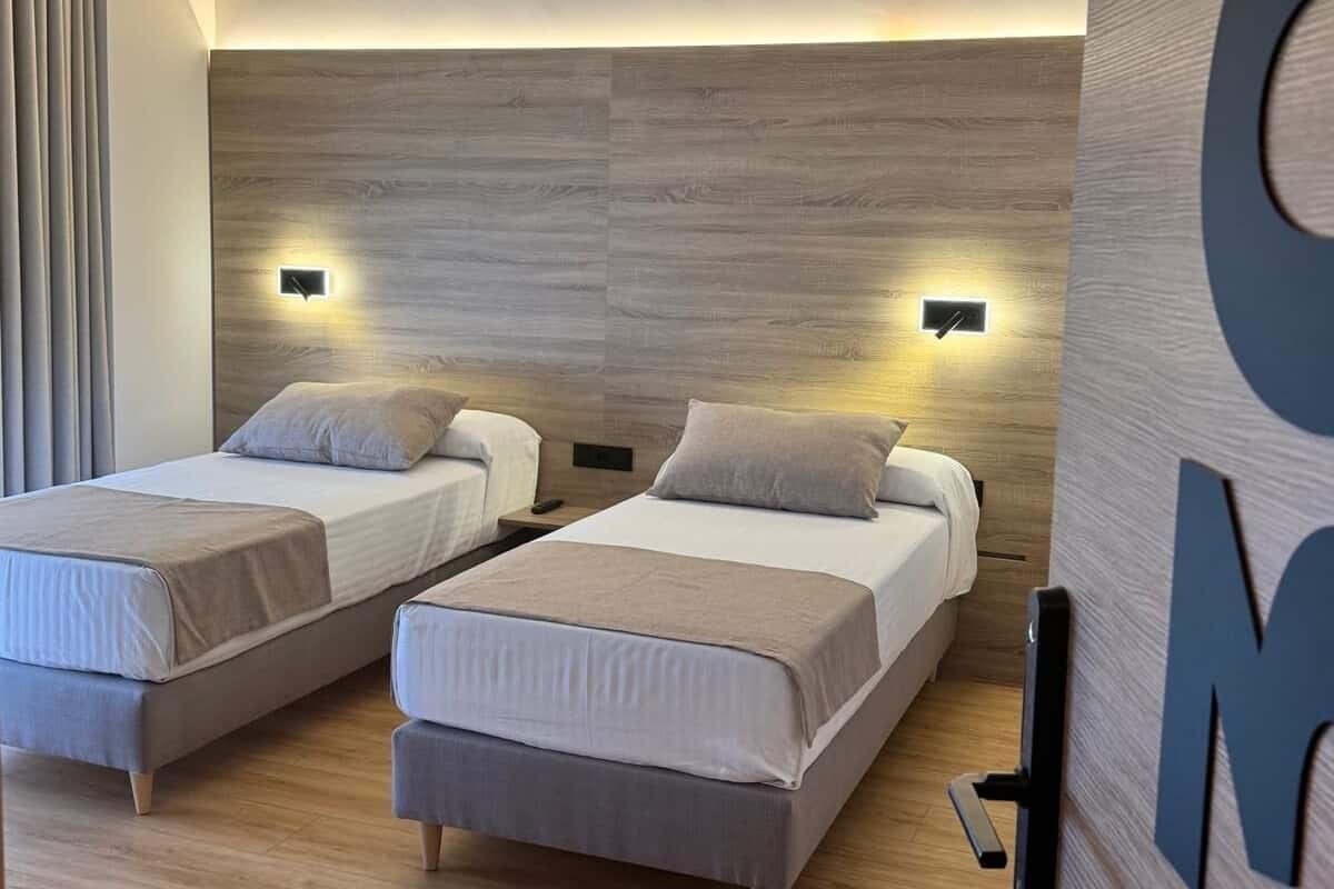 Desk, laptop workspace, soundproofing, rollaway beds