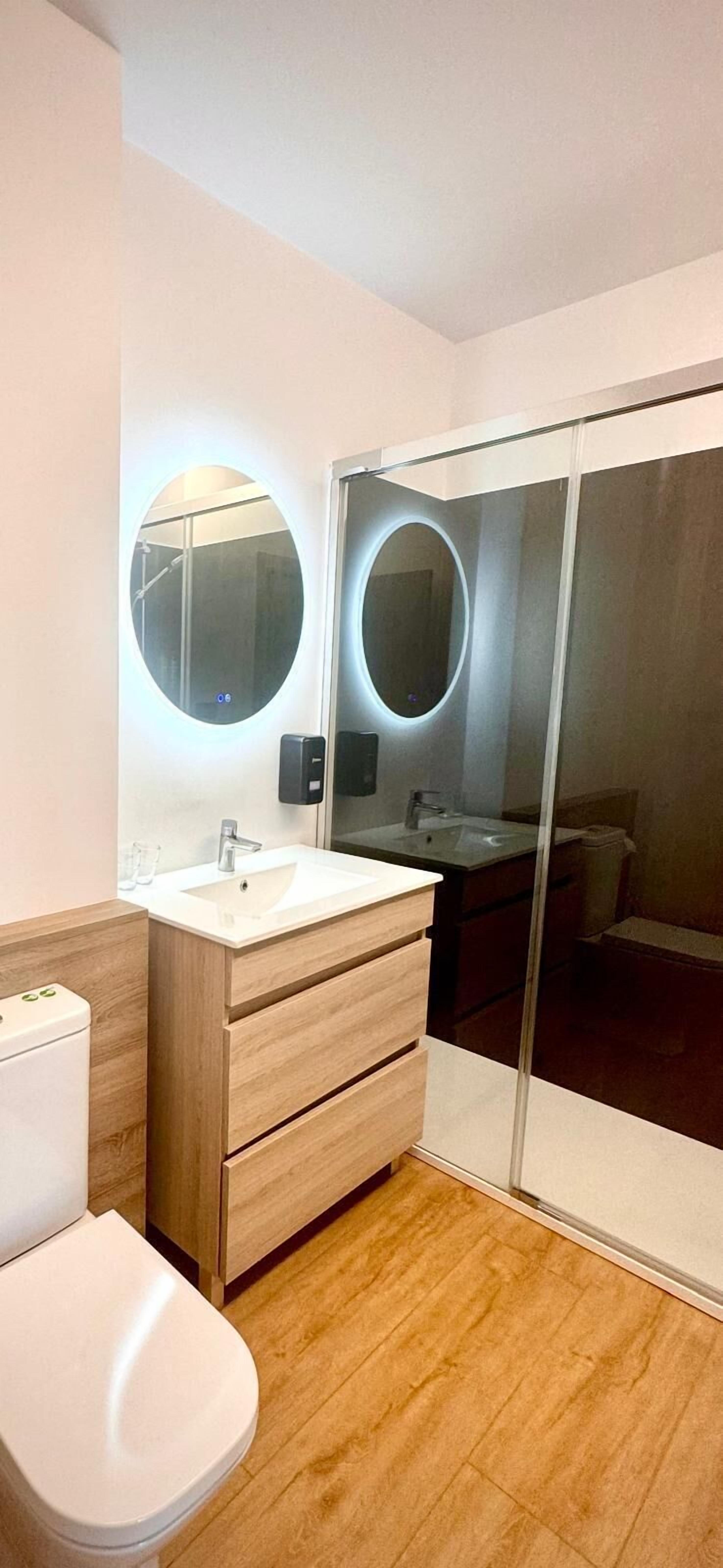 Habitación doble | Baño | Amenidades de baño gratuitas, secadora de cabello, toallas, jabón 