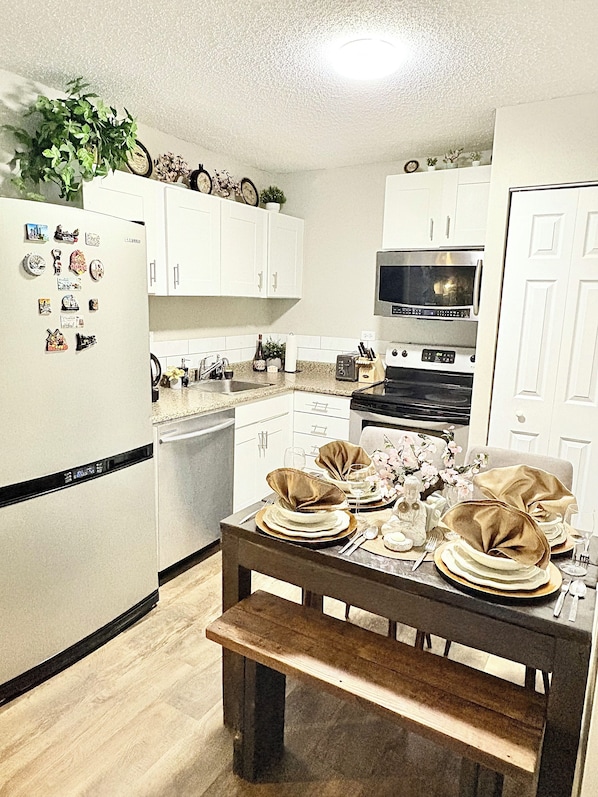 Deluxe Double Room, Balcony, Courtyard View | In-room dining