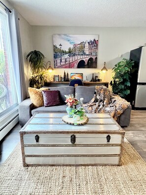 Deluxe Double Room, Balcony, Courtyard View | Living area