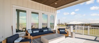 Bourbon Bay - Beachfront with Private Pool
