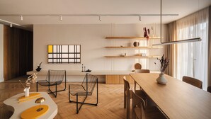 Ein stilvoller Essbereich mit Holztisch, Metallstühlen und minimalistischer Einrichtung.