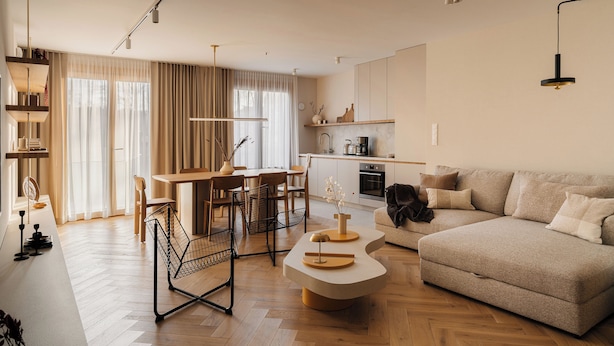 Ein modernes Wohnzimmer mit einer Couch, einem Couchtisch und einem Essbereich.