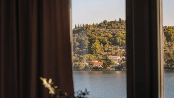 King Size Superior | Desk, laptop workspace, blackout drapes, soundproofing