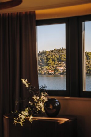 Rom – superior, sjøutsikt | Skrivebord, skrivebord for bærbar PC, blendingsgardiner og lydisolert