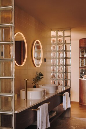 Rom – superior, sjøutsikt | Bad | Hårføner, håndklær, sjampo og toalettpapir