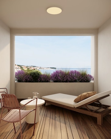 King Size Superior | Desk, laptop workspace, blackout drapes, soundproofing