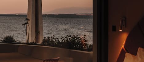 Escritorio, espacio para trabajar con laptop y cortinas blackout