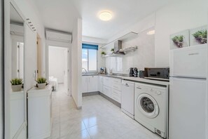 Réfrigérateur, micro-ondes, plaque de cuisson, lave-vaisselle