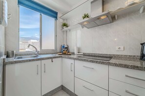 Kjøleskap, mikrobølgeovn, kokeplater og oppvaskmaskin