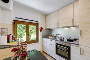 KylskÄp, ugn, spishÀll och kaffe- och tebryggare