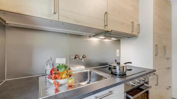 Familienchalet, Mehrere Schlafzimmer, Bergseite (Casa Clelia) | Eigene Küche | Kühlschrank, Ofen, Herdplatte, Wasserkocher mit Kaffee-/Teezubehör