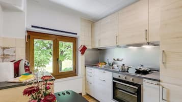 Chalet familiare, camere multiple, lato montagna (Casa Clelia) | Cucina privata | Frigorifero, forno, piano cottura, macchina per tè/caffè