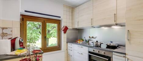 Family Chalet, Multiple Bedrooms, Mountainside (Casa Clelia) | Private kitchen