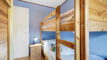 2 bedrooms, bed sheets