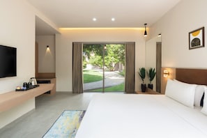 Habitación doble Deluxe, balcón, vista al jardín | Tabla de planchar con plancha y wifi gratis 