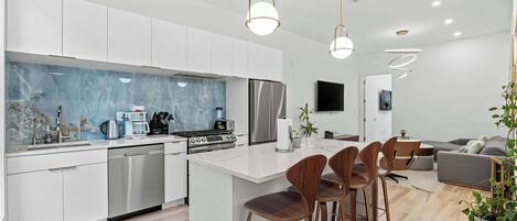 Frigorífico, microondas, horno y placa de cocina