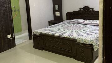 2 bedrooms, iron/ironing board, WiFi